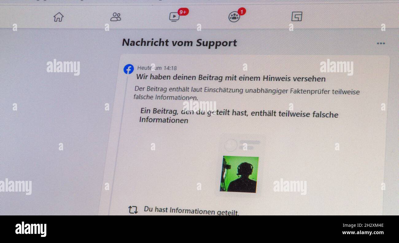Image symbole de fake News: Avis d'un faux rapport sur Facebook Banque D'Images