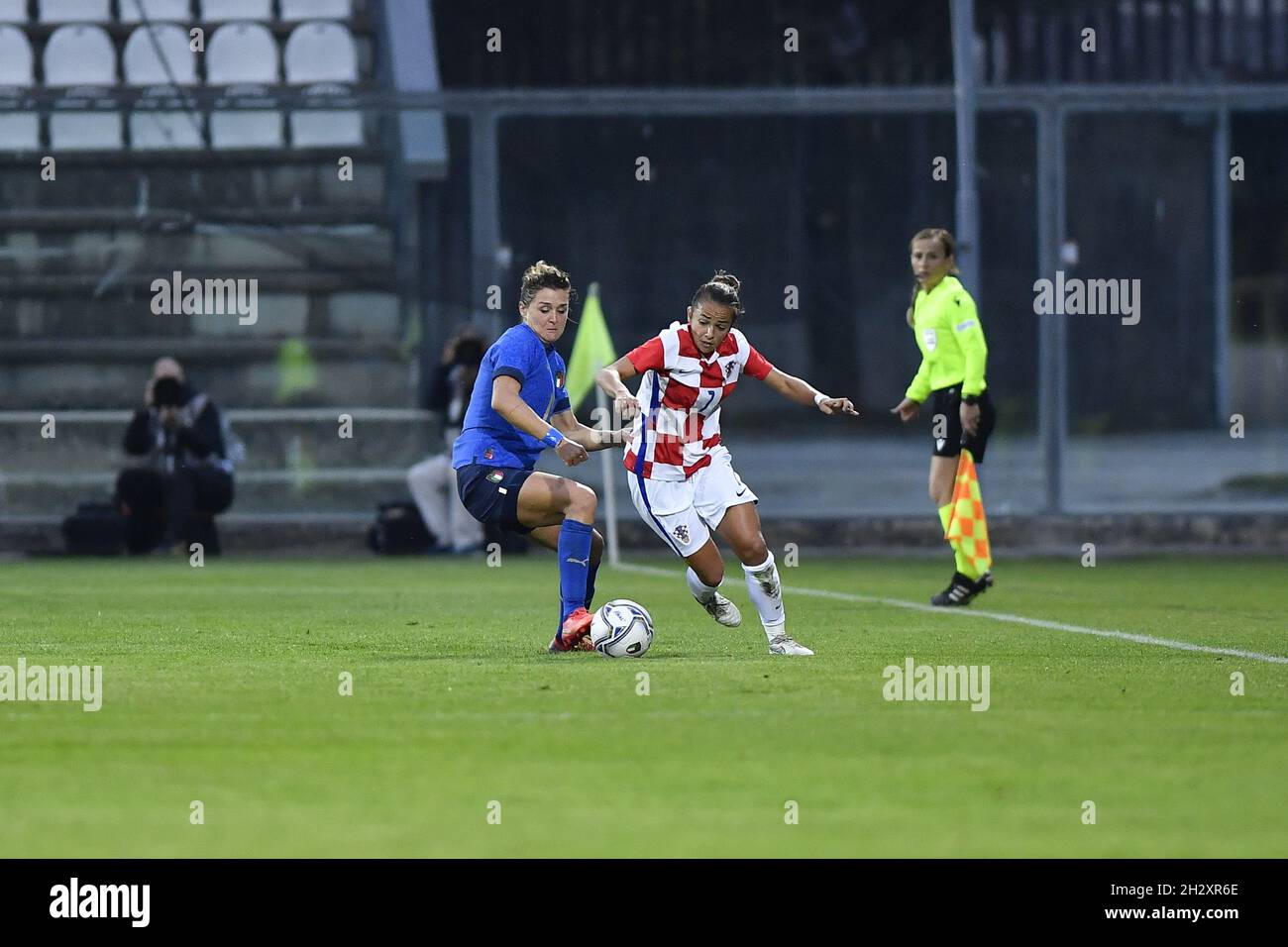 Petra Pezelj, de Croatie, et Cristiana Girelli, d'Italie, en action lors de la coupe du monde féminine de l'UEFA entre L'ITALIE et LA CROATIE à Stad Banque D'Images