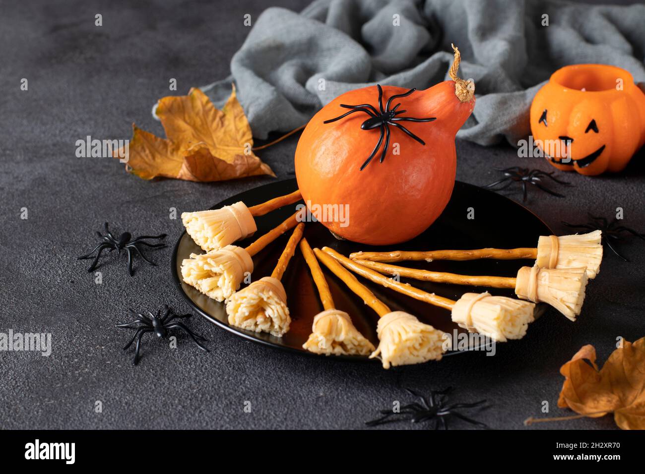 Balai de sorcière fait de fromage et de paille de pain pour la célébration  de Halloween Photo Stock - Alamy
