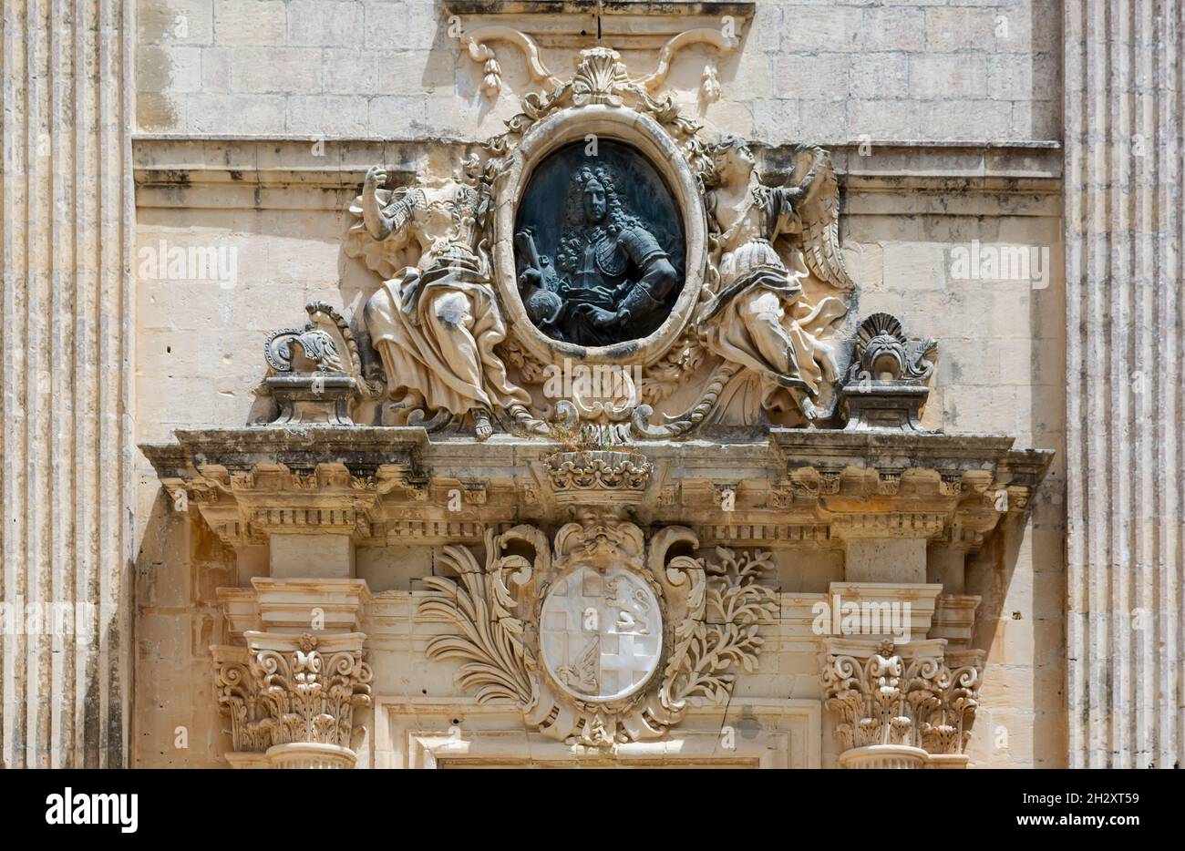 Le portique principal du palais de Vilhena comprend un buste en bronze du Grand Maître Antonio Manoel de Vilhena Banque D'Images