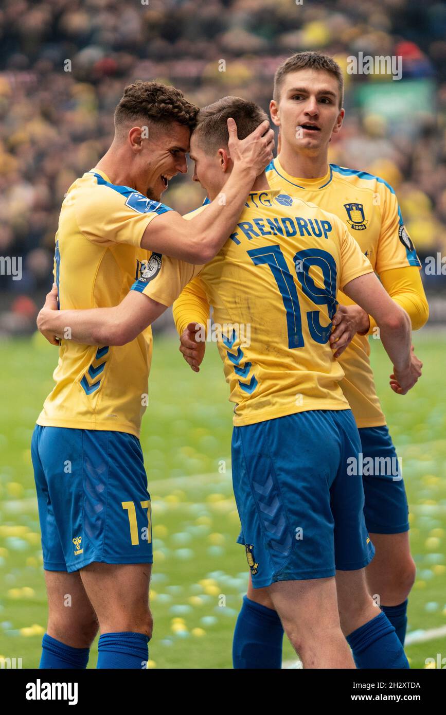 Broendby, Danemark.24 octobre 2021.Morten Frendrup (19) de Broendby IF marque ses points pour 1-0 et fête avec Andreas Bruus (17) et Mikael Uhre (11) lors du match 3F Superliga entre Broendby IF et le FC Copenhague à Broendby Stadion à Broendby.(Crédit photo : Gonzales photo/Alamy Live News Banque D'Images