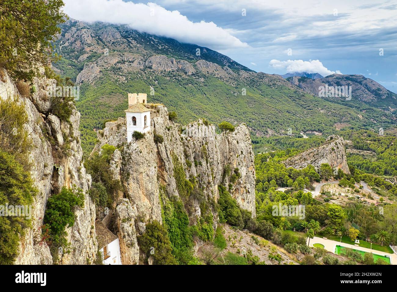 Vue sur les rochers avec les ruines du château mauresque Castillo de San José.Guadalest en Espagne.vue horizontale Banque D'Images