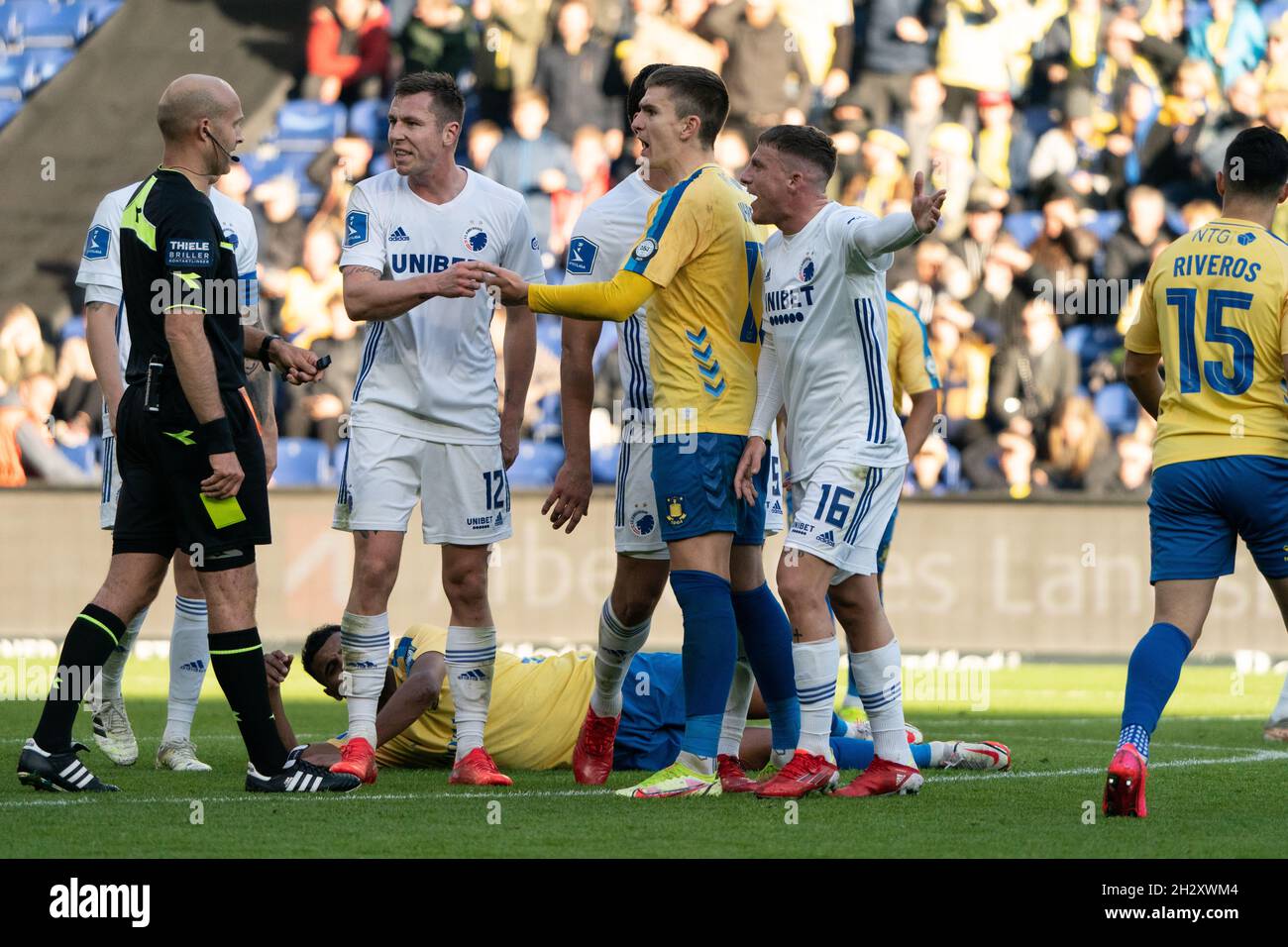 Broendby, Danemark.24 octobre 2021.Arbitre Peter Kjaersgaard vu avec Mikael Uhre (11) de Broendby IF et Lukas Lerager (12), PEP Biel (16) du FC Copenhague lors du 3F Superliga match entre Broendby IF et FC Copenhague à Broendby Stadion à Broendby.(Crédit photo : Gonzales photo/Alamy Live News Banque D'Images