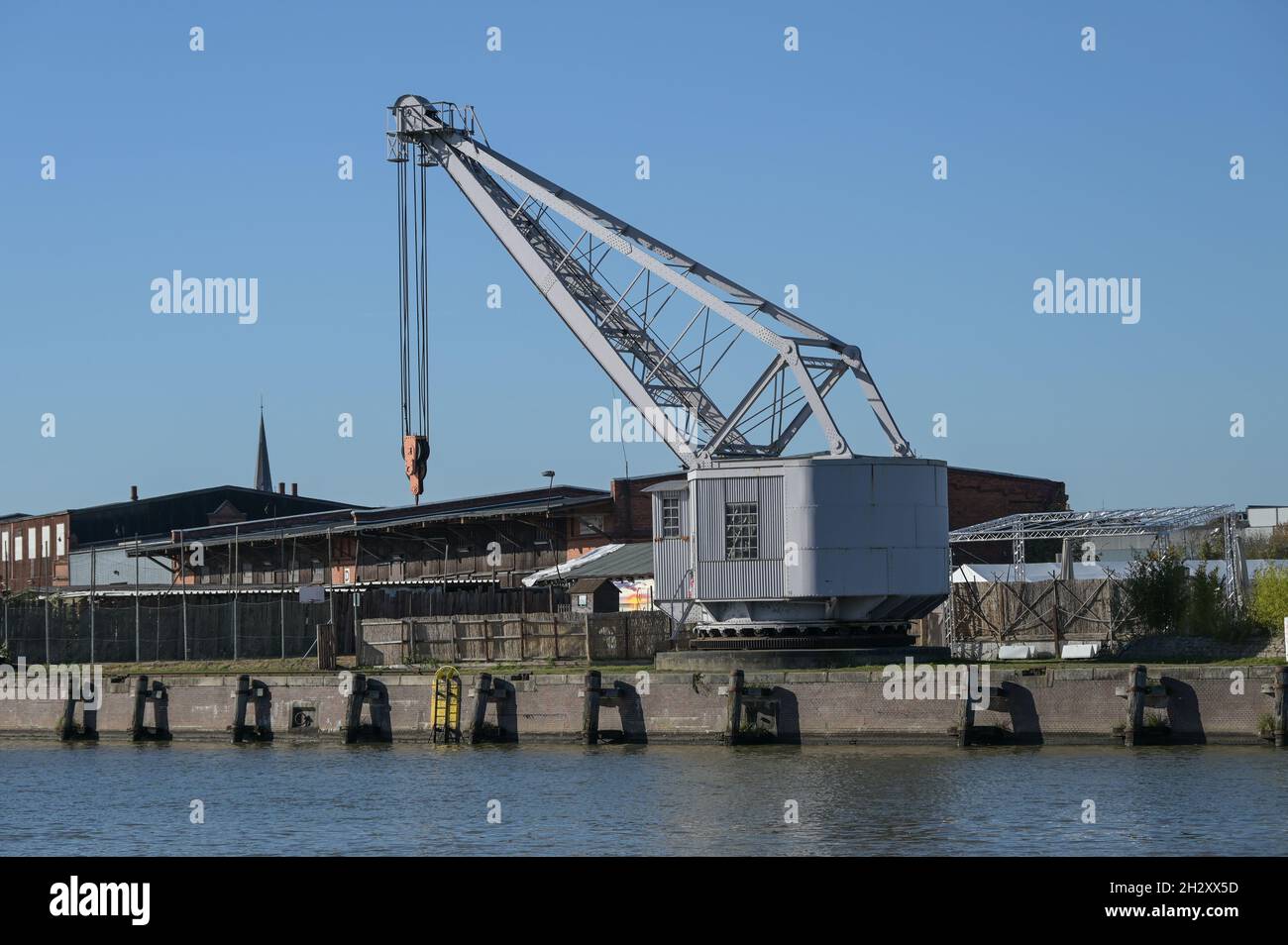 Grue historique de port de 1893 aux docks dans le port de la ville de Luebeck sur la rivière Trave, ciel bleu avec espace de copie, point d'intérêt choisi Banque D'Images