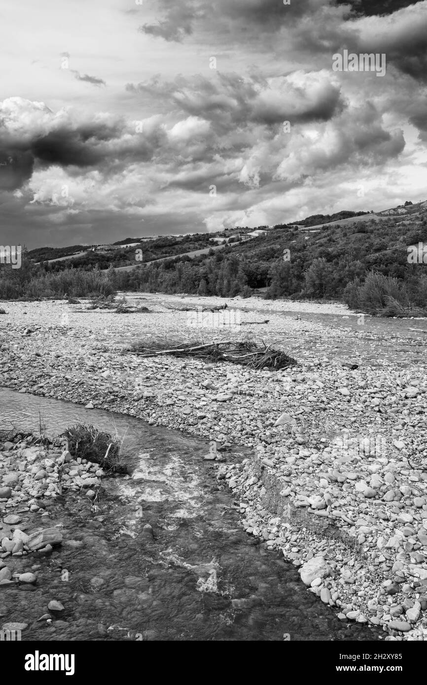 Paysage de montagne avec des rochers dans la rivière Banque D'Images