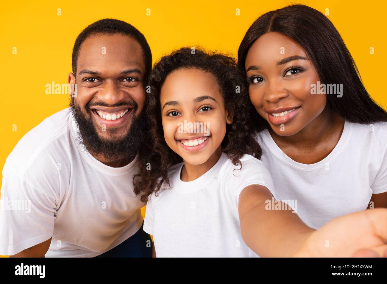 Portrait D Une Famille Noire Heureuse Qui Reunit Le Selfie En Studio Photo Stock Alamy Portrait D Une Famille Noire Heureuse Qui Reunit Le Selfie En Studio Photo Stock Alamy