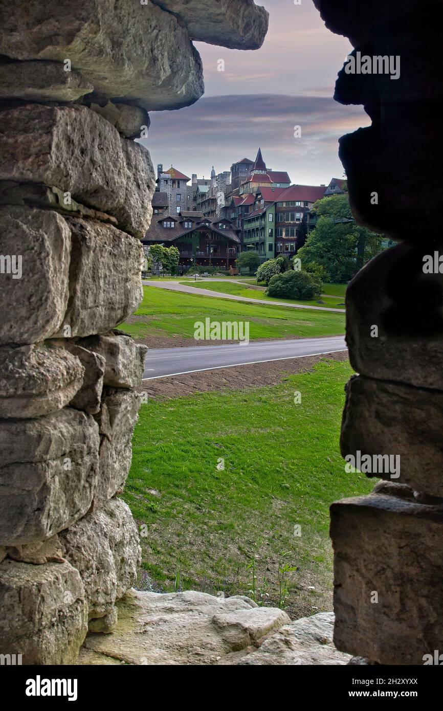 L'entrée de Mohonk Mountain House, depuis la vue d'un belvédère en pierre, dans le nord de l'État de New York. Banque D'Images