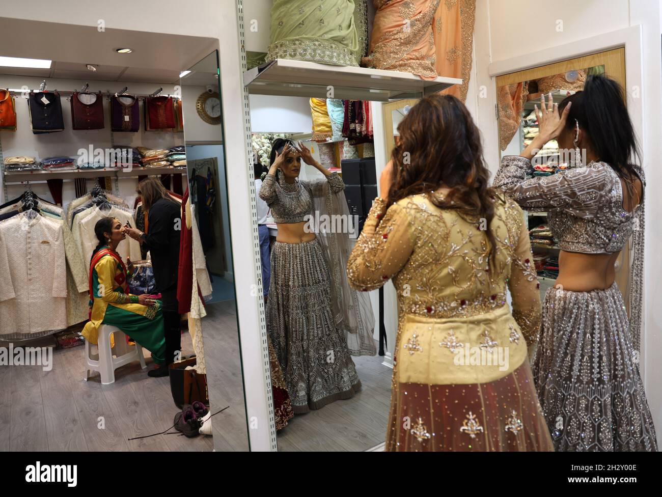 Leicester, Leicestershire, Royaume-Uni.24 octobre 2021.Les modèles sont prêts à se produire lors d'un défilé de mode sur le Golden Mile après l'allumage des lumières de Diwali qui était différent de la normale, sans scène principale ni feu d'artifice en raison des soucis de Covid-19.Credit Darren Staples/Alay Live News. Banque D'Images