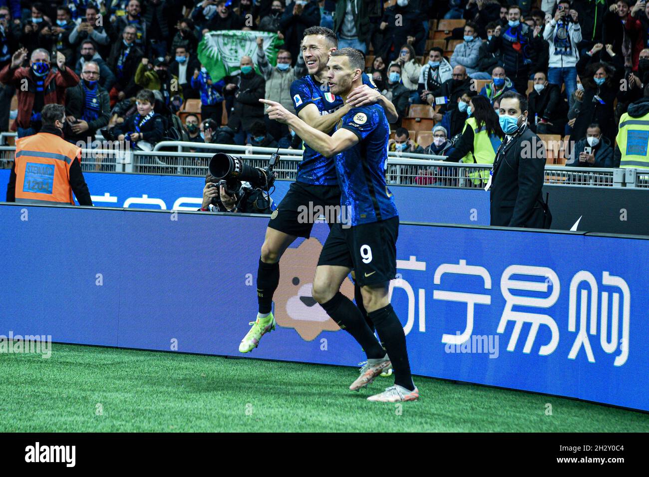 Milan, Italie - 24 octobre 2021 : Edin Džeko du FC Internazionale célèbre après avoir remporté un but lors du match de championnat de football italien Serie A FC Internazionale vs Juventus au stade San Siro Banque D'Images