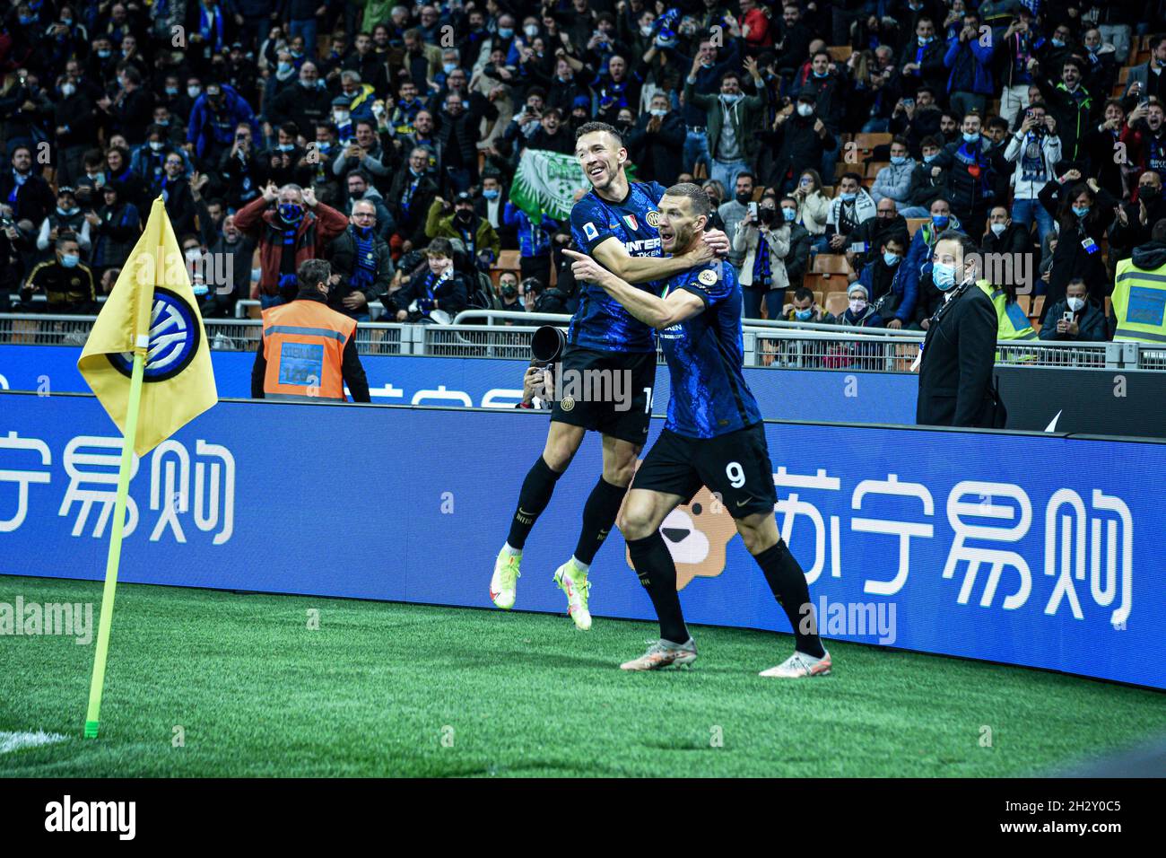 Milan, Italie - 24 octobre 2021 : Edin Džeko du FC Internazionale célèbre après avoir remporté un but lors du match de championnat de football italien Serie A FC Internazionale vs Juventus au stade San Siro Banque D'Images