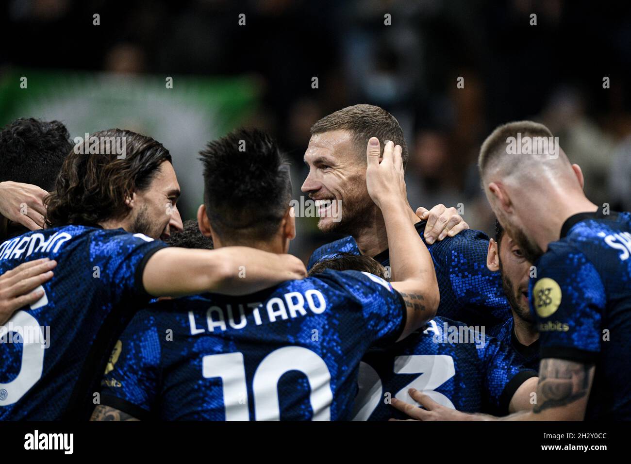 Milan, Italie - 24 octobre 2021 : Edin Džeko du FC Internazionale célèbre après avoir remporté un but lors du match de championnat de football italien Serie A FC Internazionale vs Juventus au stade San Siro Banque D'Images