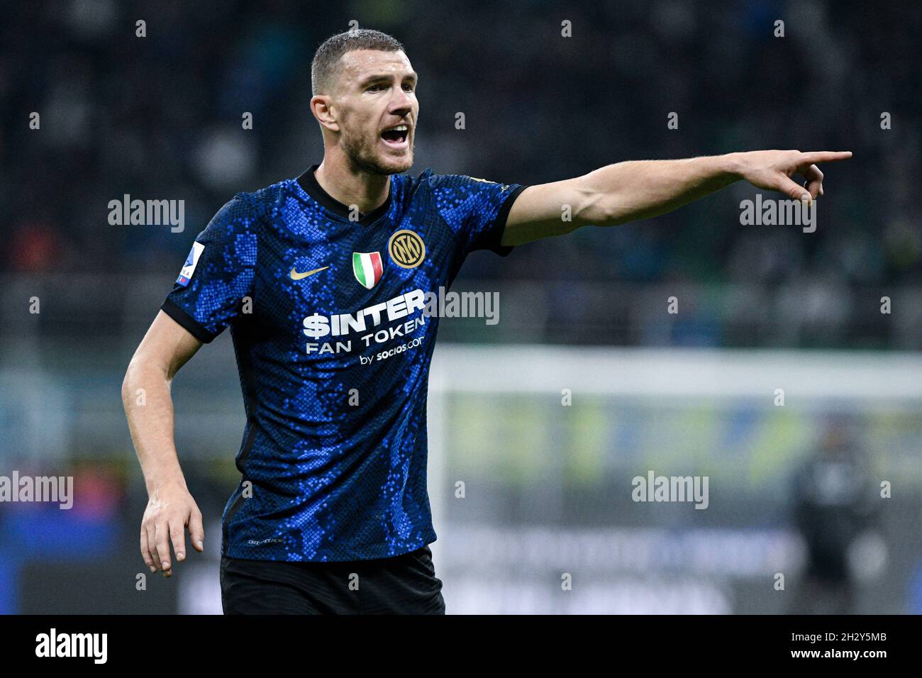 Milan, Italie - 24 octobre 2021: Edin Džeko du FC Internazionale gestes pendant la série Un match de championnat de football italien FC Internazionale vs Juventus au stade San Siro Banque D'Images