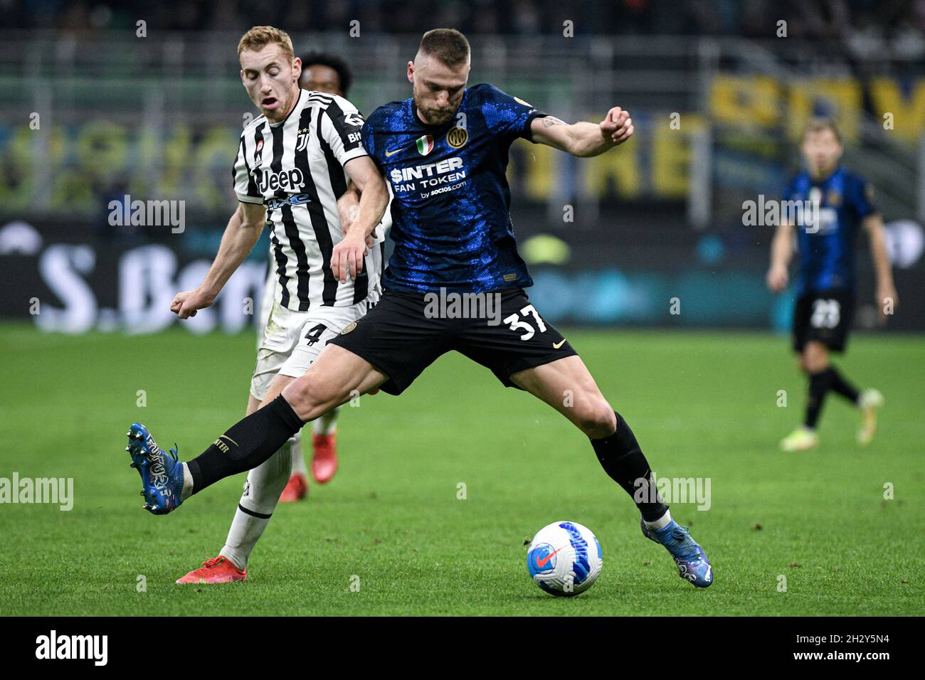 Milan, Italie - 24 octobre 2021 : Dejan Kulusevski de Juventus, Milan Škriniar du FC Internazionale pendant le match de championnat italien de football de Serie FC Internazionale vs Juventus au stade San Siro Banque D'Images