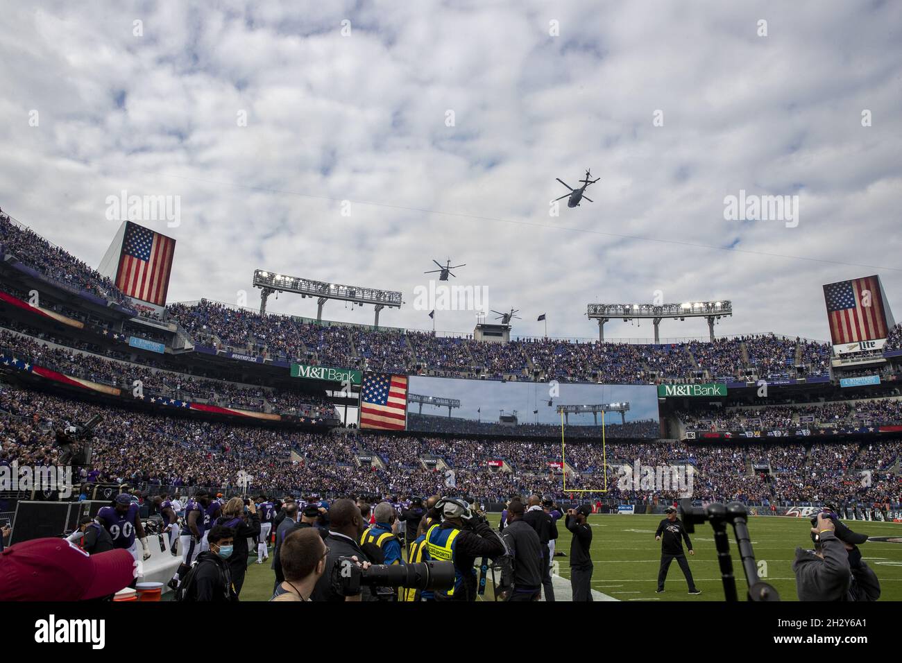 Baltimore, États-Unis.24 octobre 2021.Les hélicoptères Blackhawk survolent avant que les Baltimore Ravens ne jouent contre les Cincinnati Bengals au stade M&T Bank à Baltimore, Maryland, le dimanche 24 octobre 2021.Photo par Tasos Katopodis/UPI crédit: UPI/Alay Live News Banque D'Images