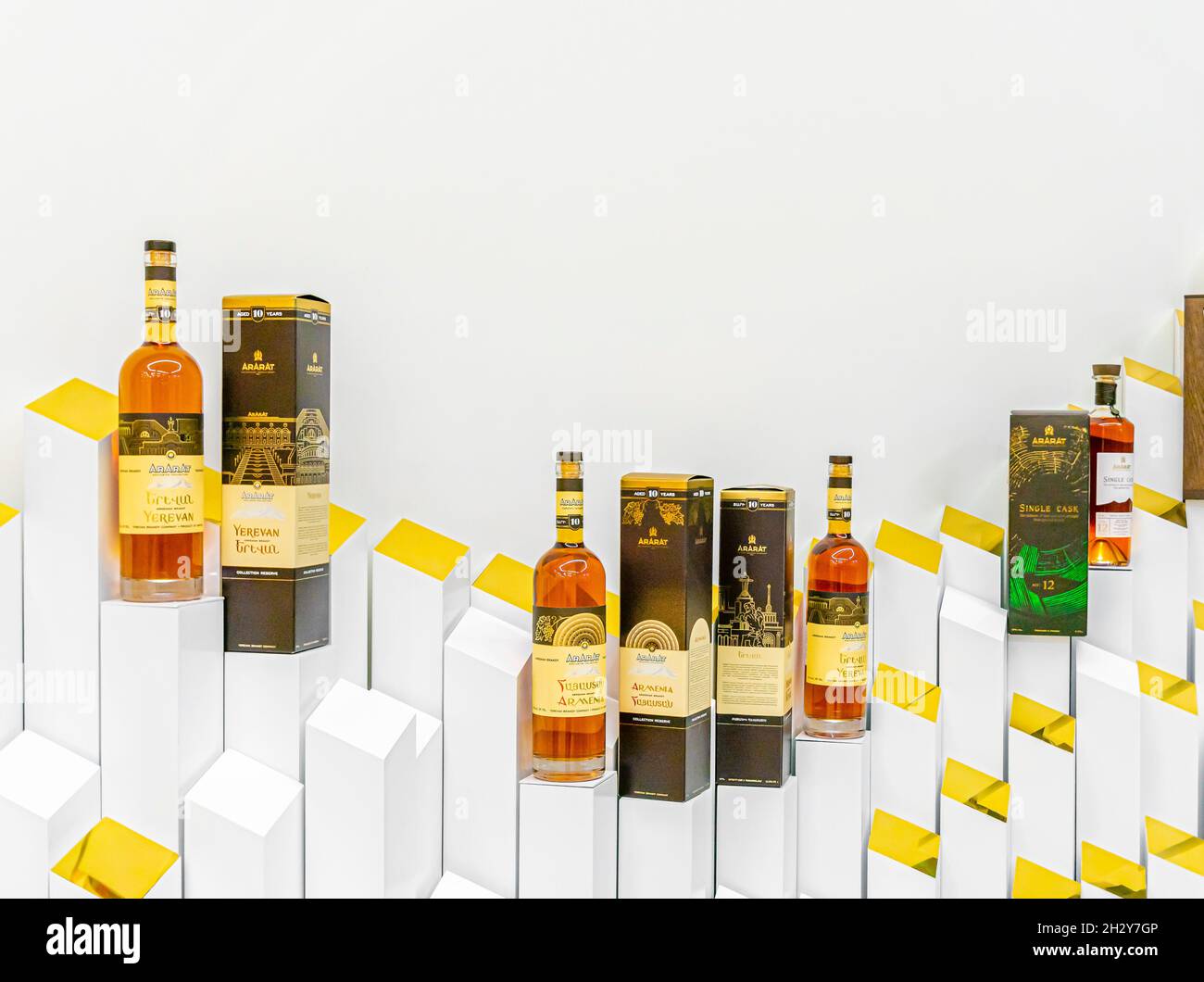 Les bouteilles de brandy d'Ararat, âgées de 10 et 12 ans, ont mûri sur le pavillon arménien à VDNKH, Moscou, Russie. Banque D'Images