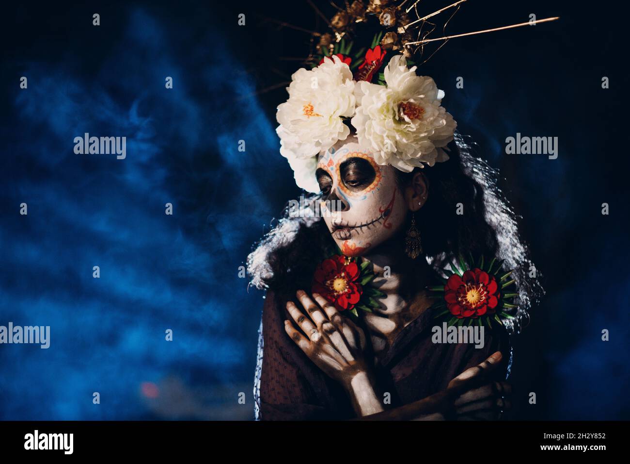 Femme avec calavera mexicain sucre crâne maquillage halloween sur le visage.Jour des morts alias Dia de los Muertos et halloween concept. Banque D'Images