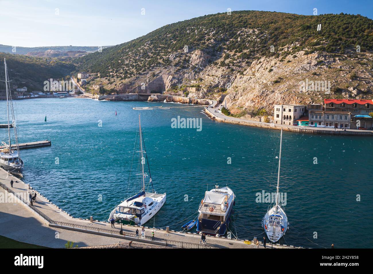 Vue aérienne côtière de Balaklava, c'est une colonie sur la péninsule de Crimée et une partie de la ville de Sébastopol.Les gens ordinaires marchent à proximité de la côte Banque D'Images