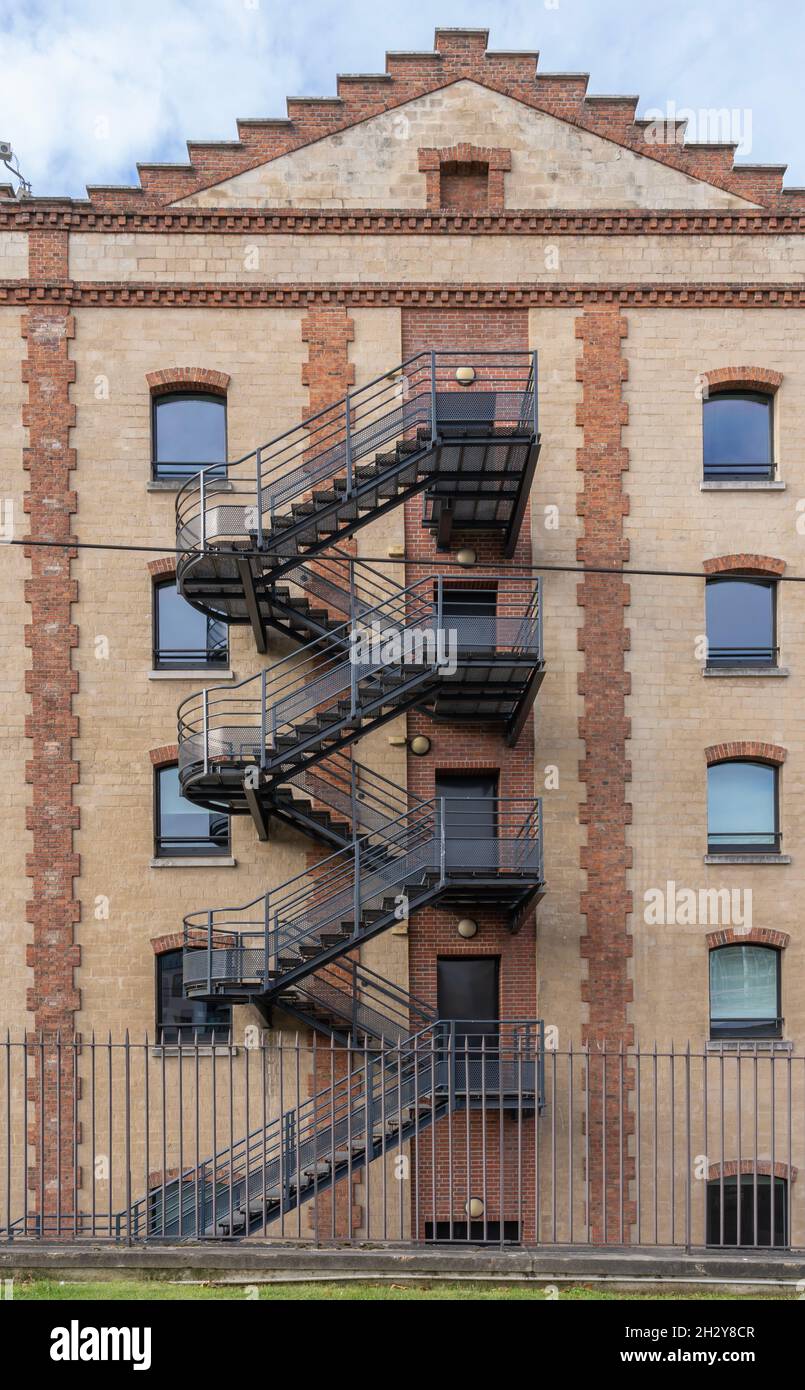 Paris, France - 07 30 2021 : vue sur un escalier en colimaçon extérieur Banque D'Images
