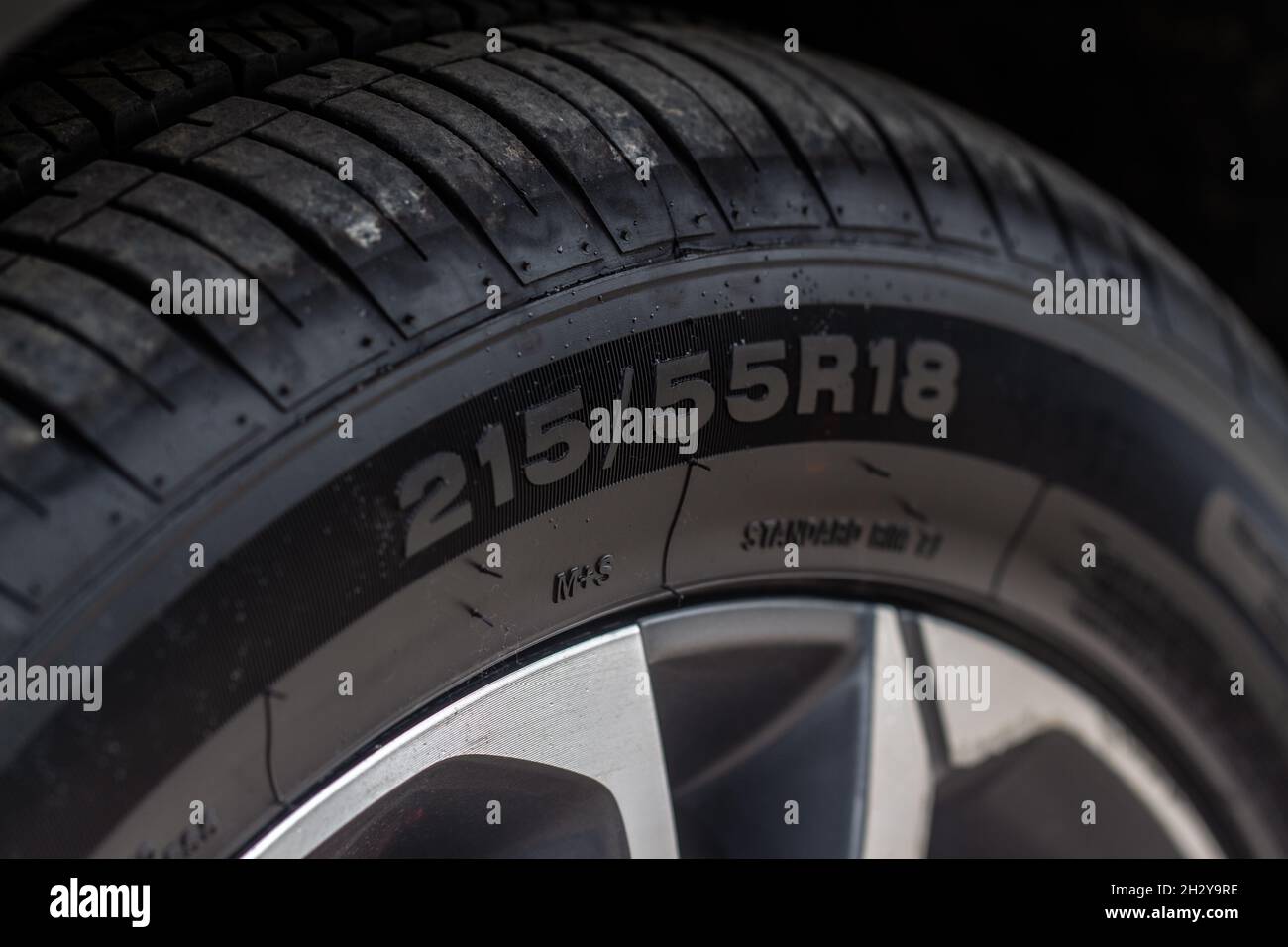 Vue rapprochée du pneu avec indication de largeur, de hauteur et de  diamètre de roue. Étiquettes des types de dimension des pneus Photo Stock -  Alamy