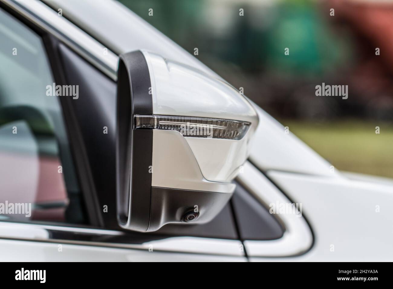 Vue rapprochée de l'avant du rétroviseur latéral. Rétroviseur avant sur la vitre de la voiture. Détails sur l'extérieur de la voiture. Banque D'Images