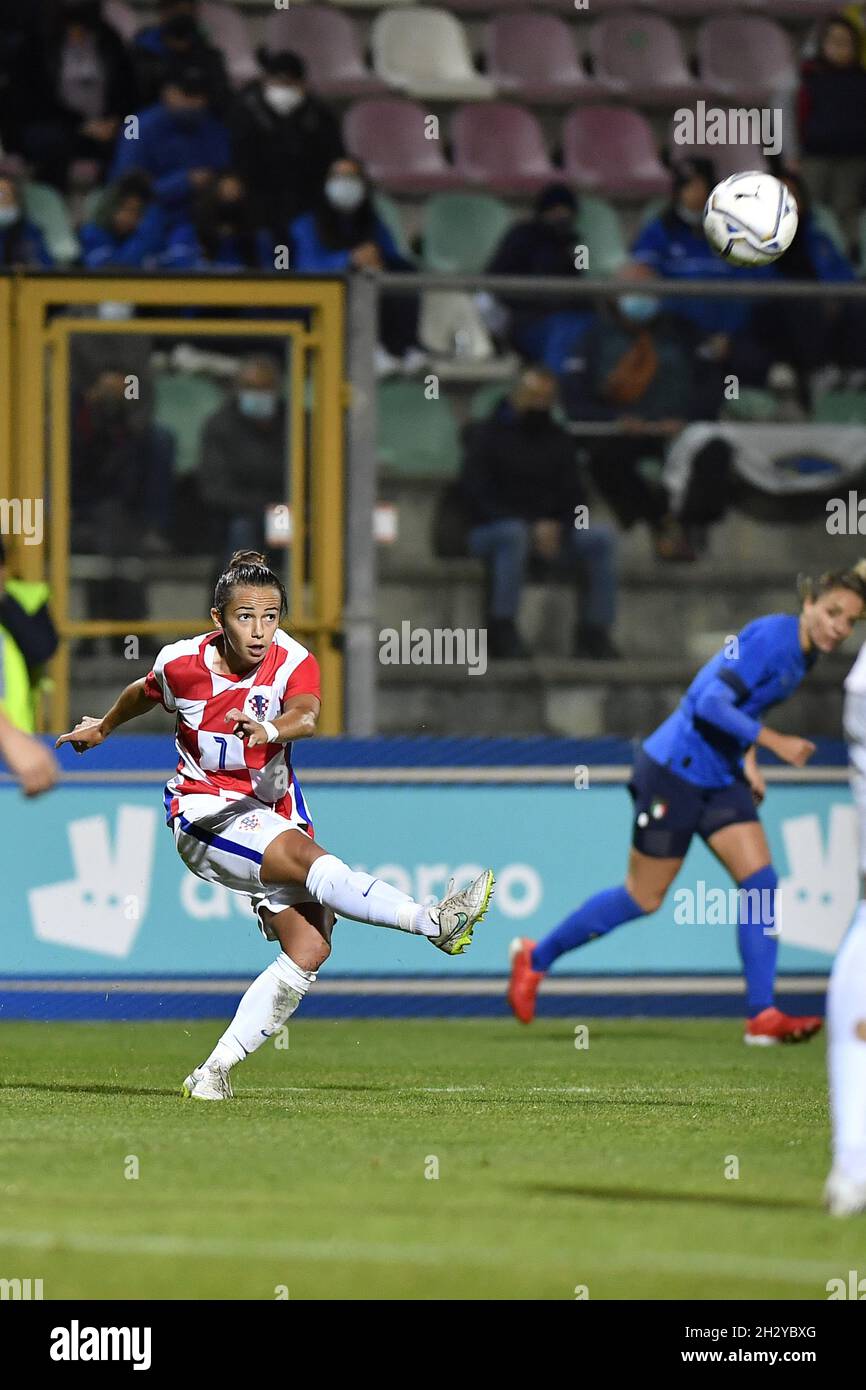 Castel Di Sangro, Italie.22 octobre 2021.Petra Pezelj, de Croatie, en action lors du tour de qualification de la coupe du monde des femmes de l'UEFA entre L'ITALIE et LA CROATIE, au Stadio Teofilo Patini, le 22 octobre 2021 à Castel di Sangro, en Italie.Crédit : Agence photo indépendante/Alamy Live News Banque D'Images