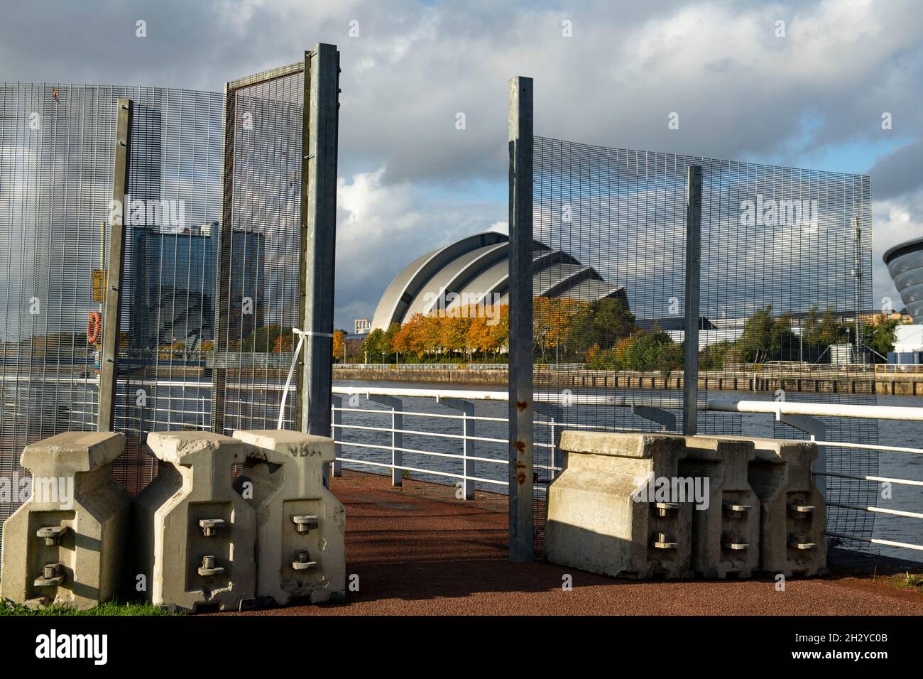 Glasgow, Écosse, Royaume-Uni.24 octobre 2021 EN PHOTO : l'anneau de la clôture de sécurité en acier et des barrières antiprotéstor s'étendent sur tout le périmètre de la zone COP26.Vue sur le site de la COP26 montrant la rivière Clyde et le quai, avec les bâtiments du Scottish Event Campus (OVO Hydro Arena, SEC Armadillo et SECC) ainsi que le Crown Plaza Hotel et la clôture de sécurité en acier entourant la région.Quelques jours avant que les chefs d'État, ainsi que des milliers de délégués, de médias et de manifestants, soient attendus à Glasgow très prochainement pour le début du Sommet sur les changements climatiques Banque D'Images