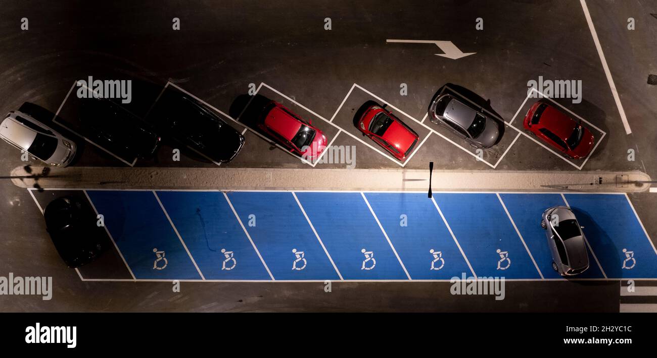 Drone vue aérienne des parkings avec voitures la nuit.Désactiver les espaces vides du parking des personnes. Banque D'Images