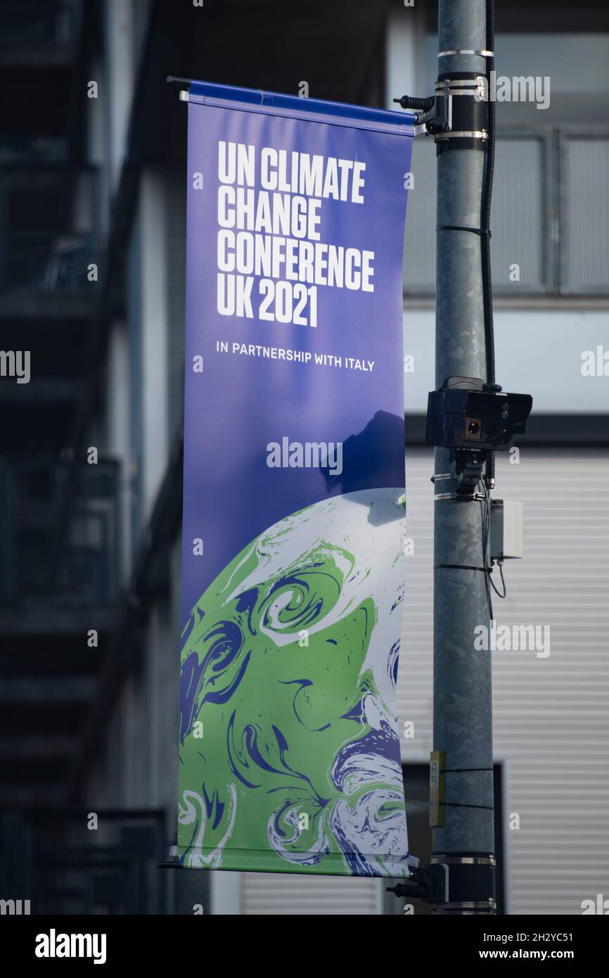 Glasgow, Écosse, Royaume-Uni.24 octobre 2021 EN PHOTO : des bannières de la marque COP26 sont suspendues aux bornes de la lampe le long de la zone COP26.Vue sur le site de la COP26 montrant la rivière Clyde et le quai, avec les bâtiments du Scottish Event Campus (OVO Hydro Arena, SEC Armadillo et SECC) ainsi que le Crown Plaza Hotel et la clôture de sécurité en acier entourant la région.Quelques jours avant que les chefs d'État, ainsi que des milliers de délégués, de médias et de manifestants, débarquèrent très prochainement à Glasgow pour le début du Sommet sur les changements climatiques qui débutera le 31 octobre.Crédit : Colin Fisher Banque D'Images