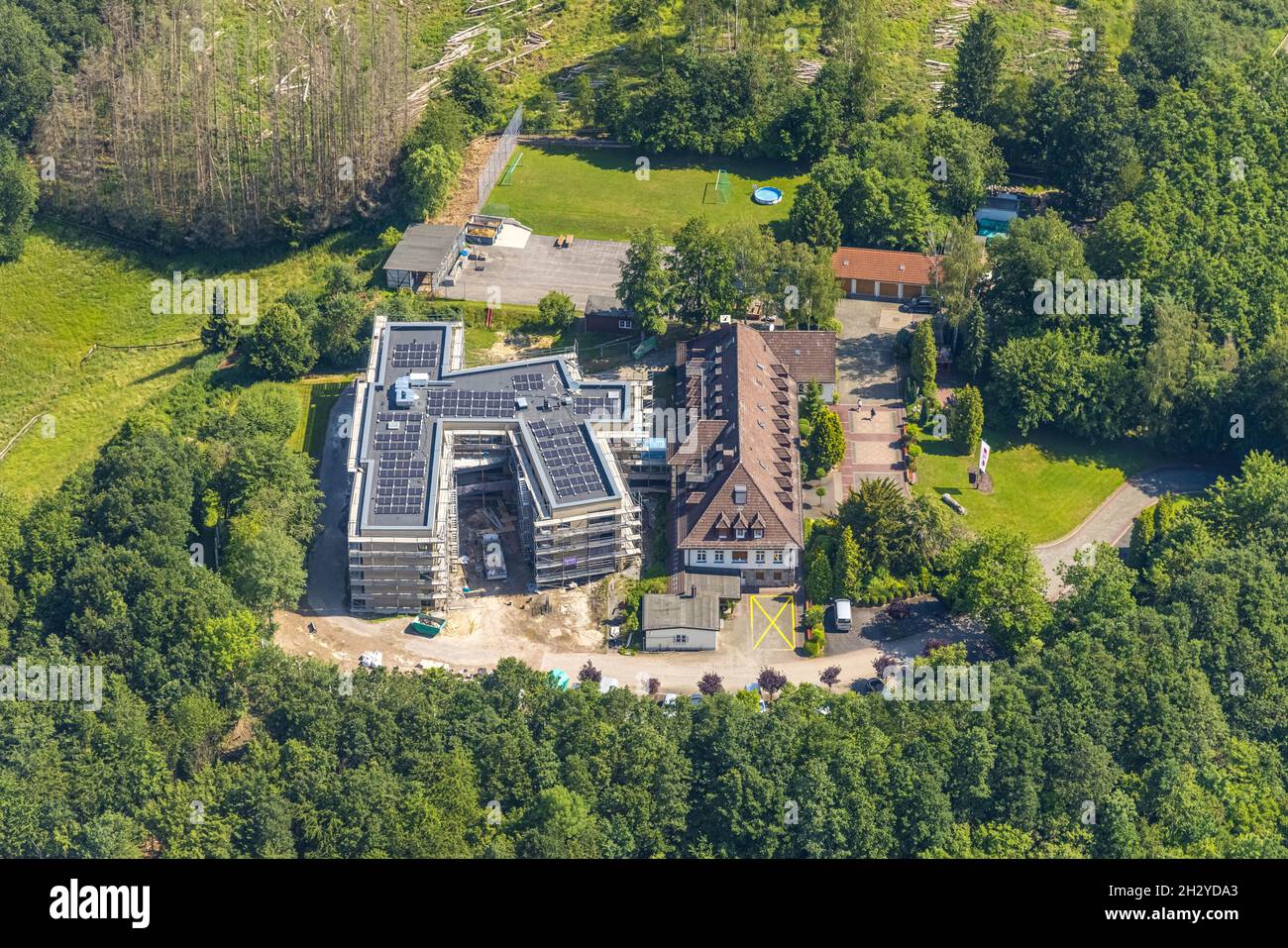 Vue aérienne, chantier et nouveau bâtiment pour la maison des enfants Marienfrieden, SKF Hochsauerland Sozialdienst kath.Frauen e.V., Hüsten, Arnsb Banque D'Images