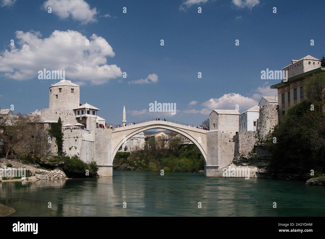 Bosnien-Herzegowina, Mostar, Altstadt, die Alte Brücke, Stari Mos,Vieux pont au-dessus de la rivière Neretva, pont en pierre d'arche, Bosnie-Herzégovine Banque D'Images