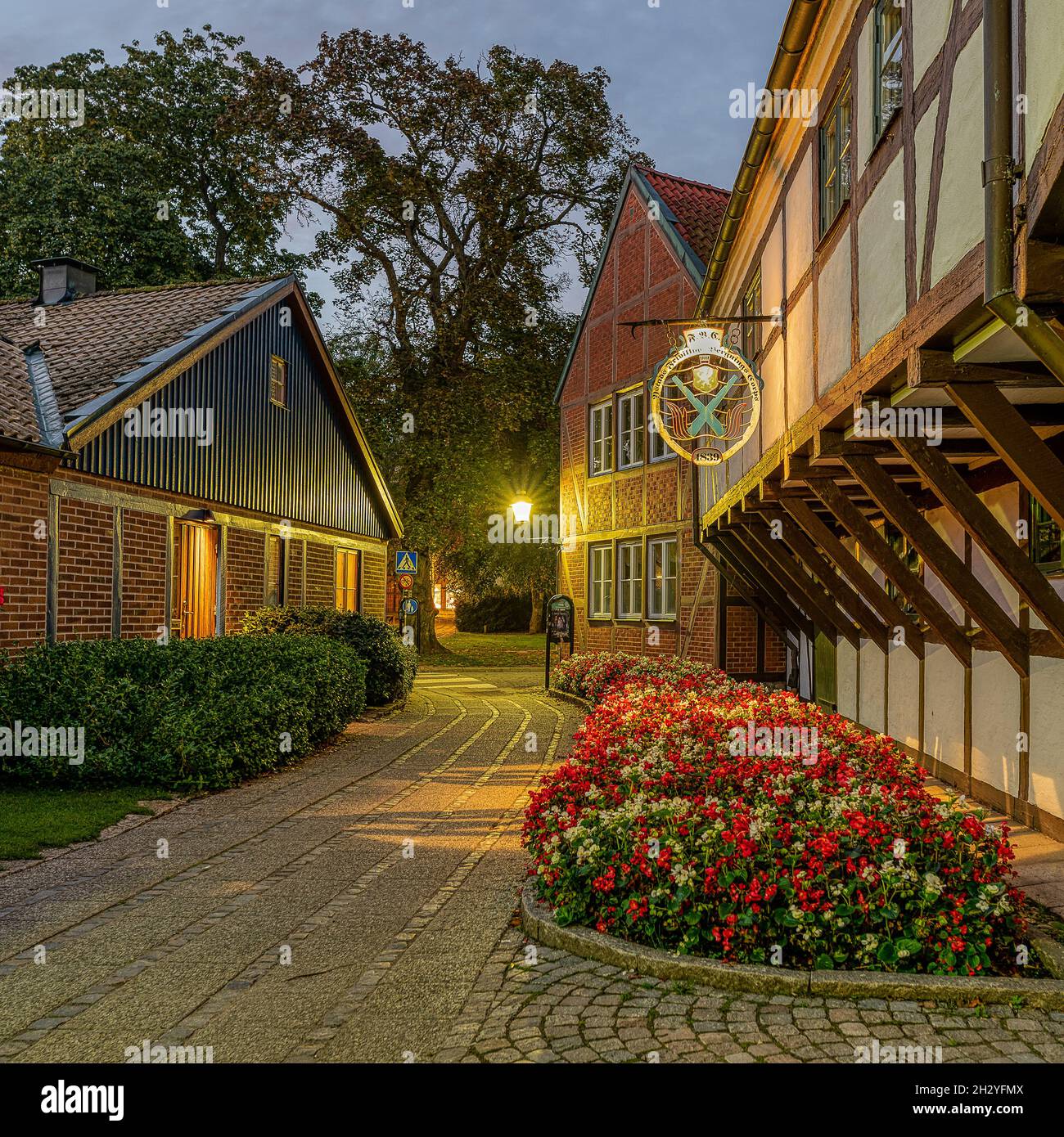 Vieilles maisons à colombages et fleurs rouges à Ystads frivillige bergnings corpus, Ystad (Suède), 14 septembre 2021 Banque D'Images