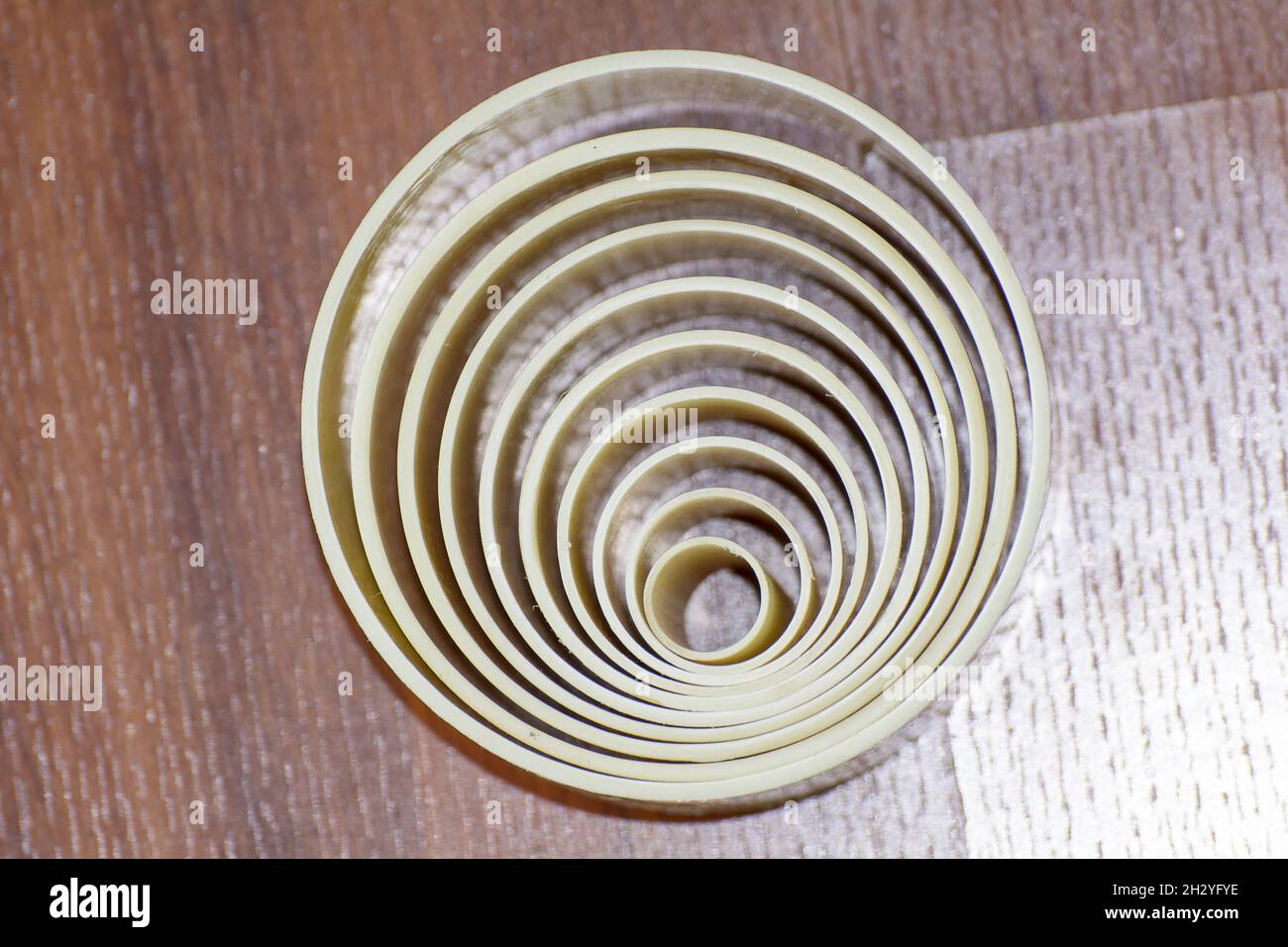 Une vue de dessus d'un cercle est une forme simple dans une géométrie euclidienne.une courbe fermée sur une surface en bois Banque D'Images