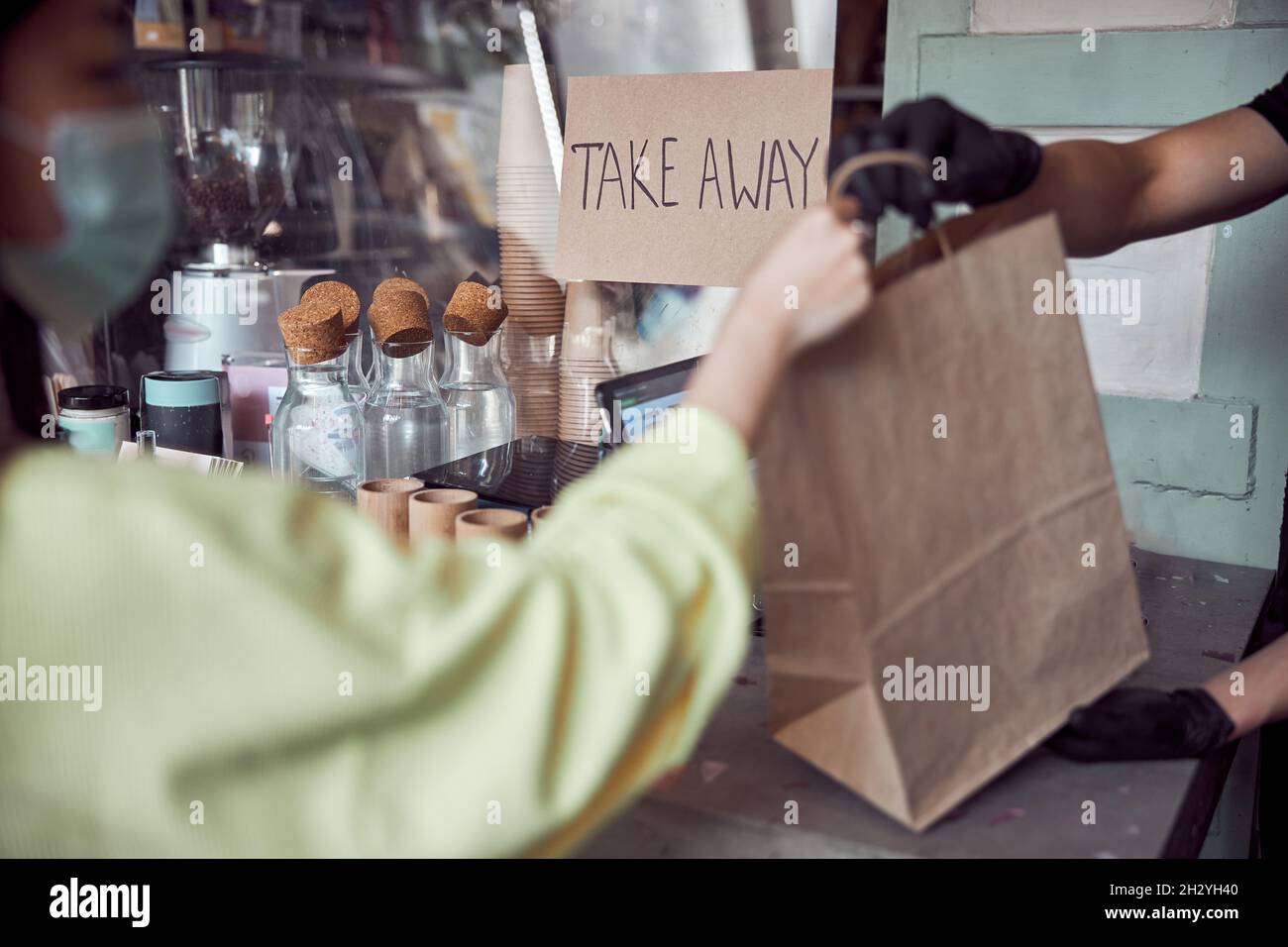 Client prenant la commande du barista au café Banque D'Images