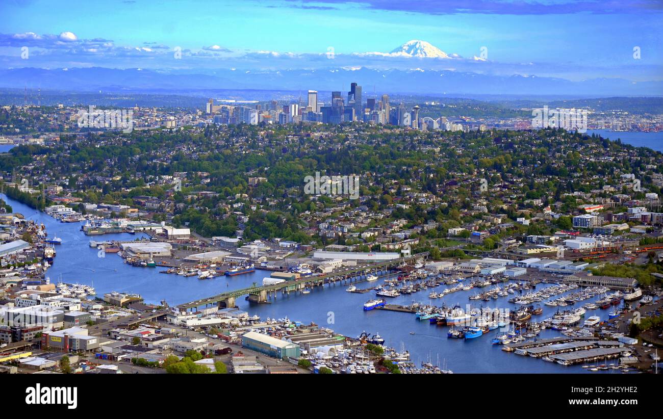 VUES AÉRIENNES DE SEATTLE, WASHINGTON, ÉTATS-UNIS... LES GRATTE-CIEL DE SEATTLE ET LE MONT RAINIER VUS DEPUIS LES QUARTIERS BALLARD ET QUEEN ANNE Banque D'Images
