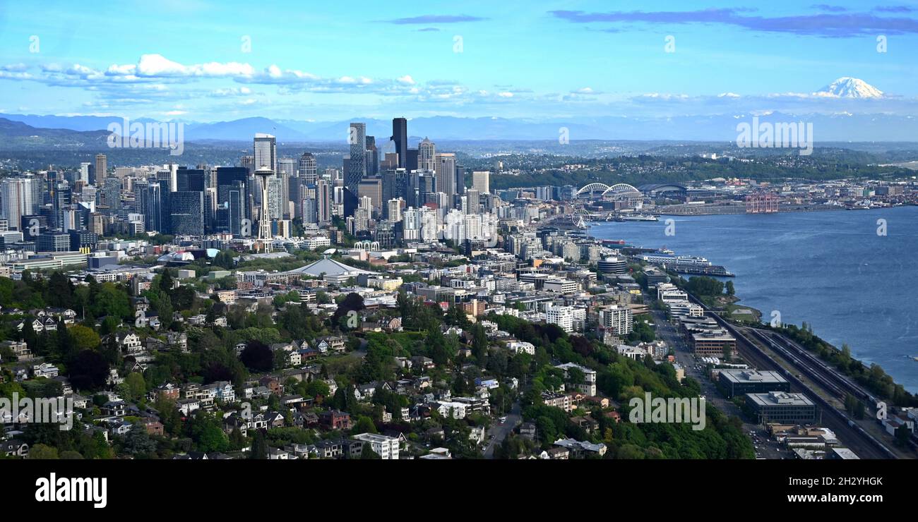 VUES AÉRIENNES DE SEATTLE, WASHINGTON, ÉTATS-UNIS... ELLIOTT BAY, MT RAINIER, ET LA LIGNE D'HORIZON DU QUARTIER DE QUEEN ANNE Banque D'Images