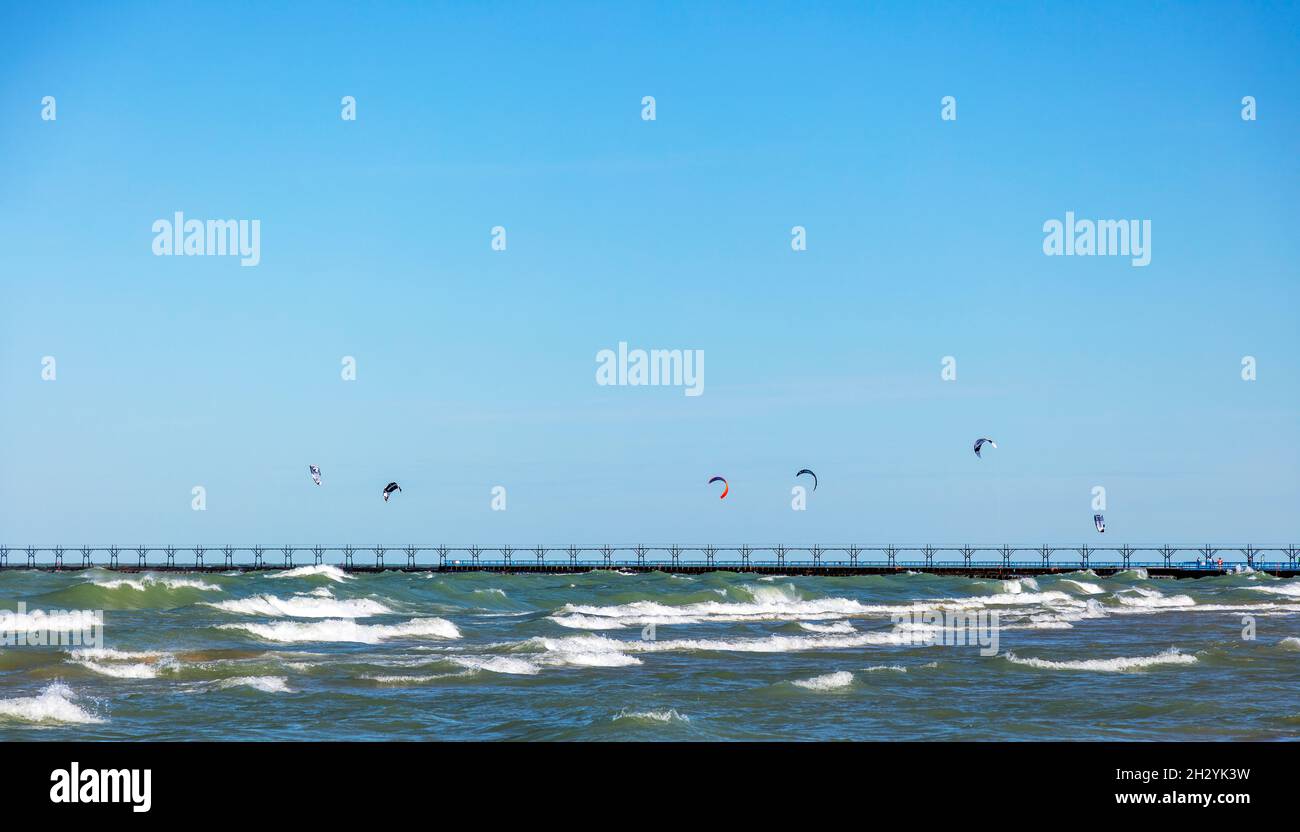 Planches à voile et vagues, lac Michigan, près du phare de St Joseph, Michigan, États-Unis, par James D Coppinger/Dembinsky photo Assoc Banque D'Images