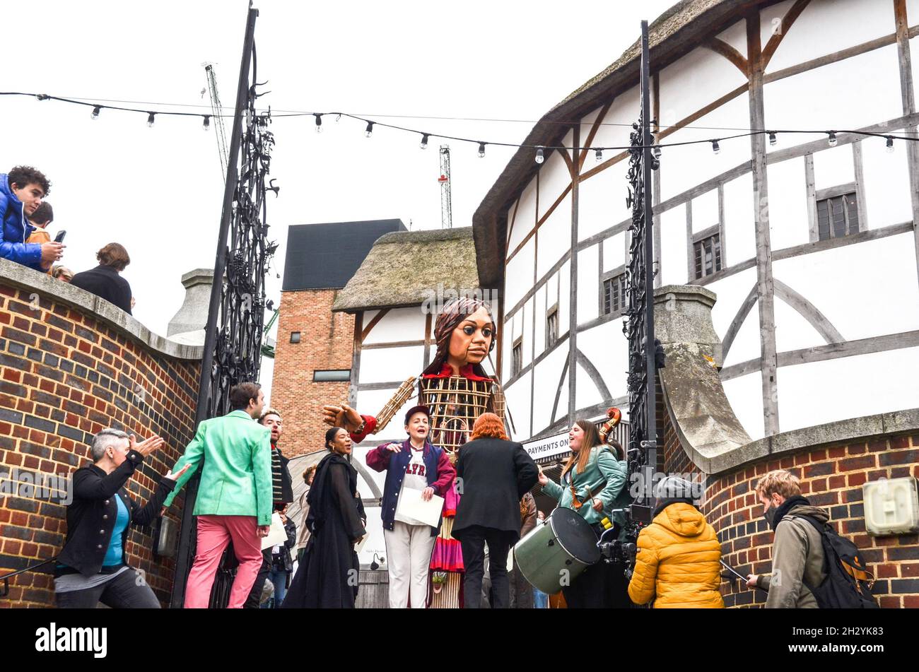 Little Amal au Shakespeare Globe Theatre London UK 23.10.21 Banque D'Images