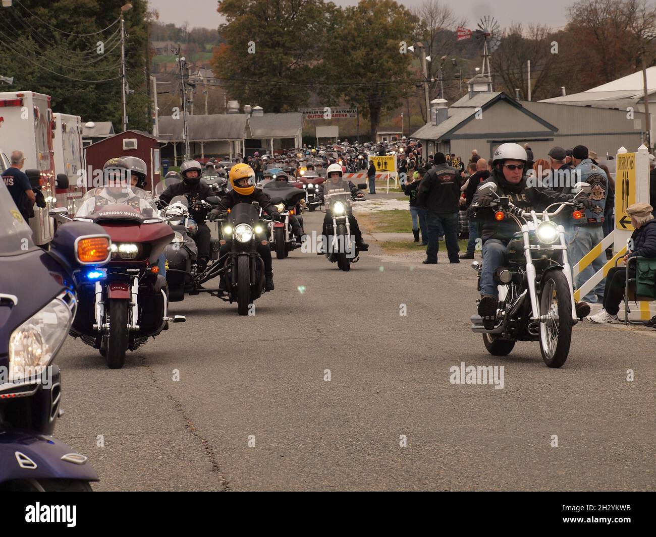 Un rallye moto dans le comté de Sussex, dans le New Jersey, montre des centaines de personnes qui partent sur une route escortée par la police à travers la région.Collecteur de fonds pour les blessés et les morts. Banque D'Images