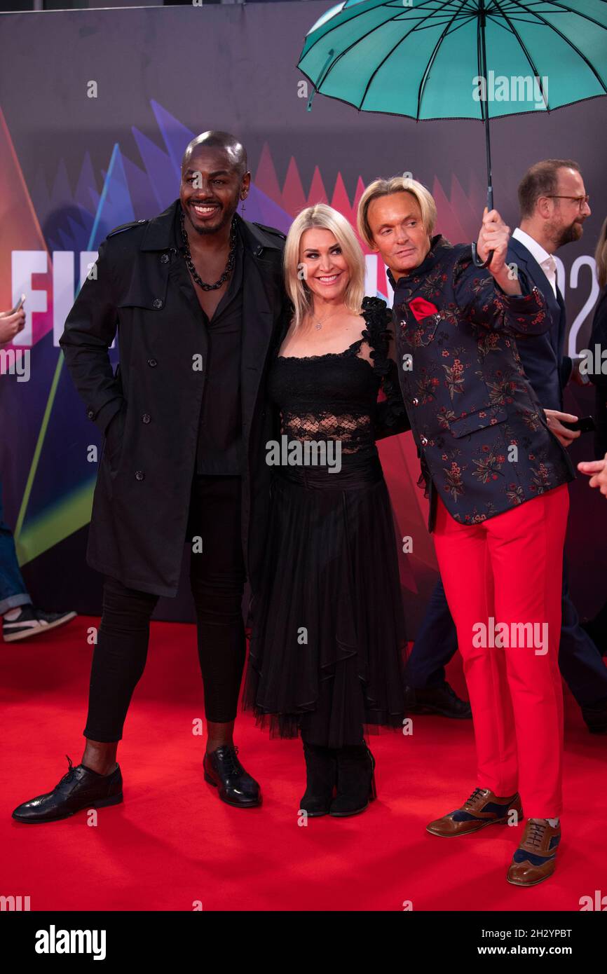 Ben Ofoedu, JO O'Meara et son invité assistent à la première du Royaume-Uni de « King Richard » lors du 65e BFI (British film Institute) London film Festival au Royal Festival Hall. Banque D'Images