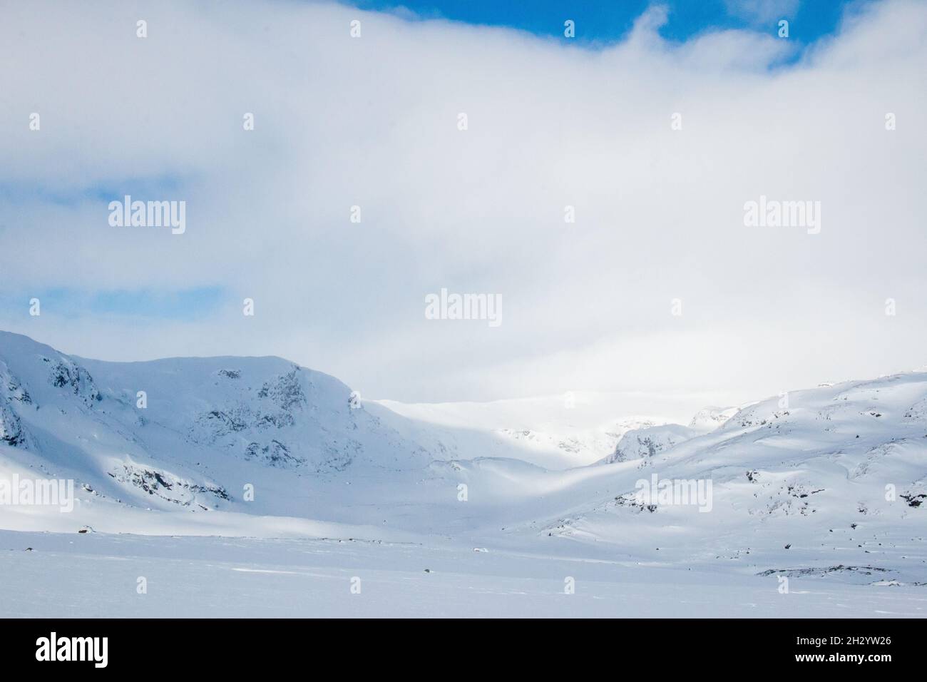 L'hiver est magnifique autour du sentier de Kungsleden au début d'avril.Lever du soleil près de la cabane d'Alesjaure, Laponie, Suède Banque D'Images