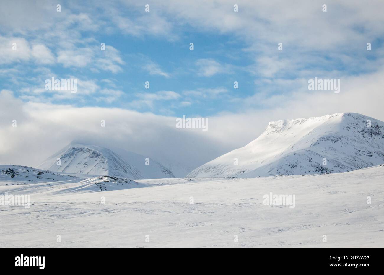 L'hiver est magnifique autour du sentier de Kungsleden au début d'avril.Lever du soleil près de la cabane d'Alesjaure, Laponie, Suède Banque D'Images