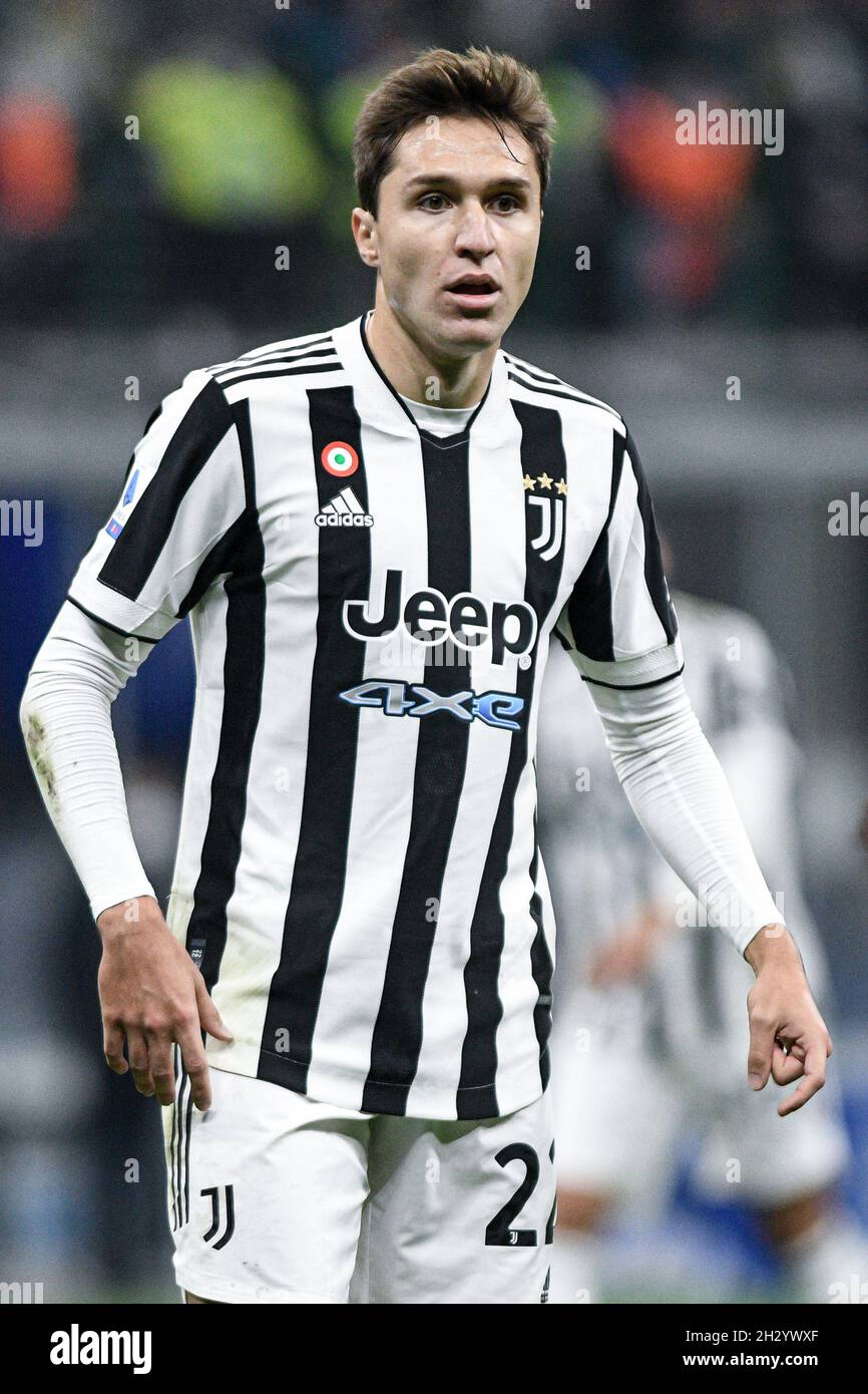 Milan, Italie - 24 octobre 2021: Federico Chiesa de Juventus regarde pendant le match de championnat de football italien Serie FC Internazionale vs Juventus au stade San Siro Banque D'Images