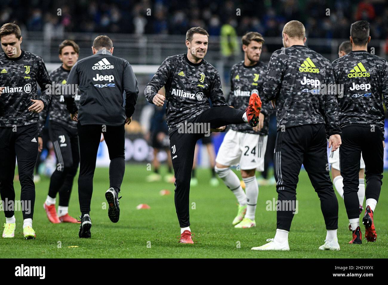 Milan, Italie - 24 octobre 2021 : Aaron Ramsey de Juventus se réchauffe devant le Serie A Italian football championnat match FC Internazionale vs Juventus au stade San Siro Banque D'Images