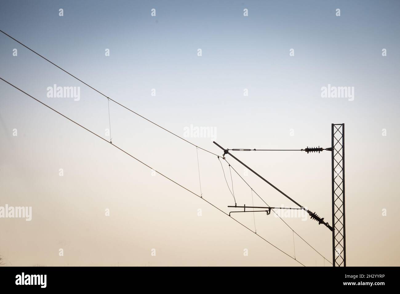 Illustration d'une ligne aérienne caténaire d'une voie ferrée, utilisée pour fournir de l'électricité aux chemins de fer et aux trains. Banque D'Images