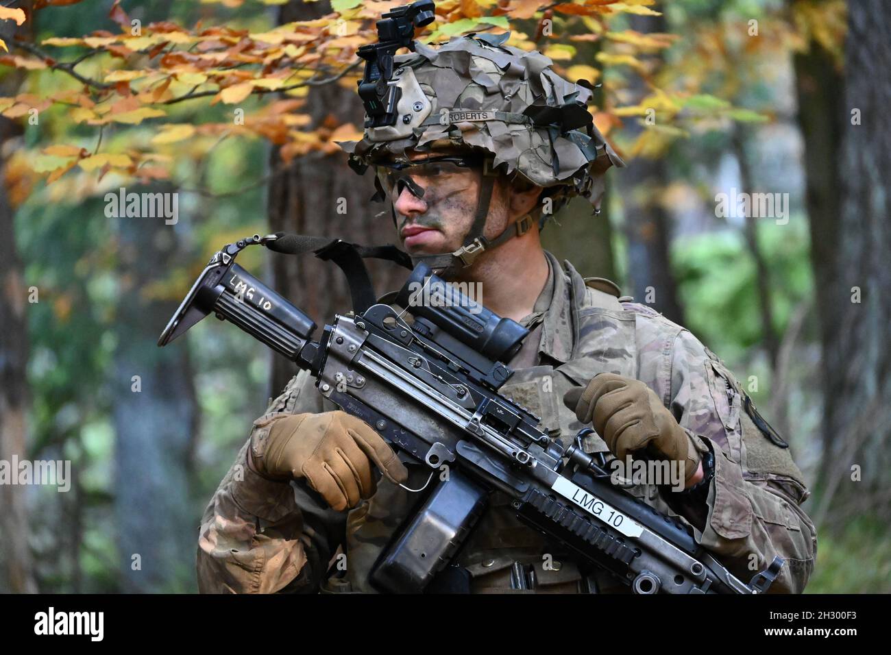 Un parachutiste de l'armée américaine affecté au 54e Bataillon de génie de la brigade se prépare à établir un soutien par position de feu avant de franchir un obstacle.Cette formation s'inscrit dans le cadre de l'exercice Bayonet Ready 22 du joint multinational Readiness Centre, dans la zone de formation de Hohenfels, en Allemagne, le 24 octobre 2021.L'exercice Bayonet Ready 22 est une directive de la Force opérationnelle sud-européenne de l'armée des États-Unis - Afrique, dirigée par le 7e Commandement de l'instruction de l'armée et la 173e Brigade aéroportée au joint multinational Readiness Centre dans la zone d'entraînement de Hohenfels, en Allemagne, du 17 au 30 octobre 2021.L'ex Banque D'Images