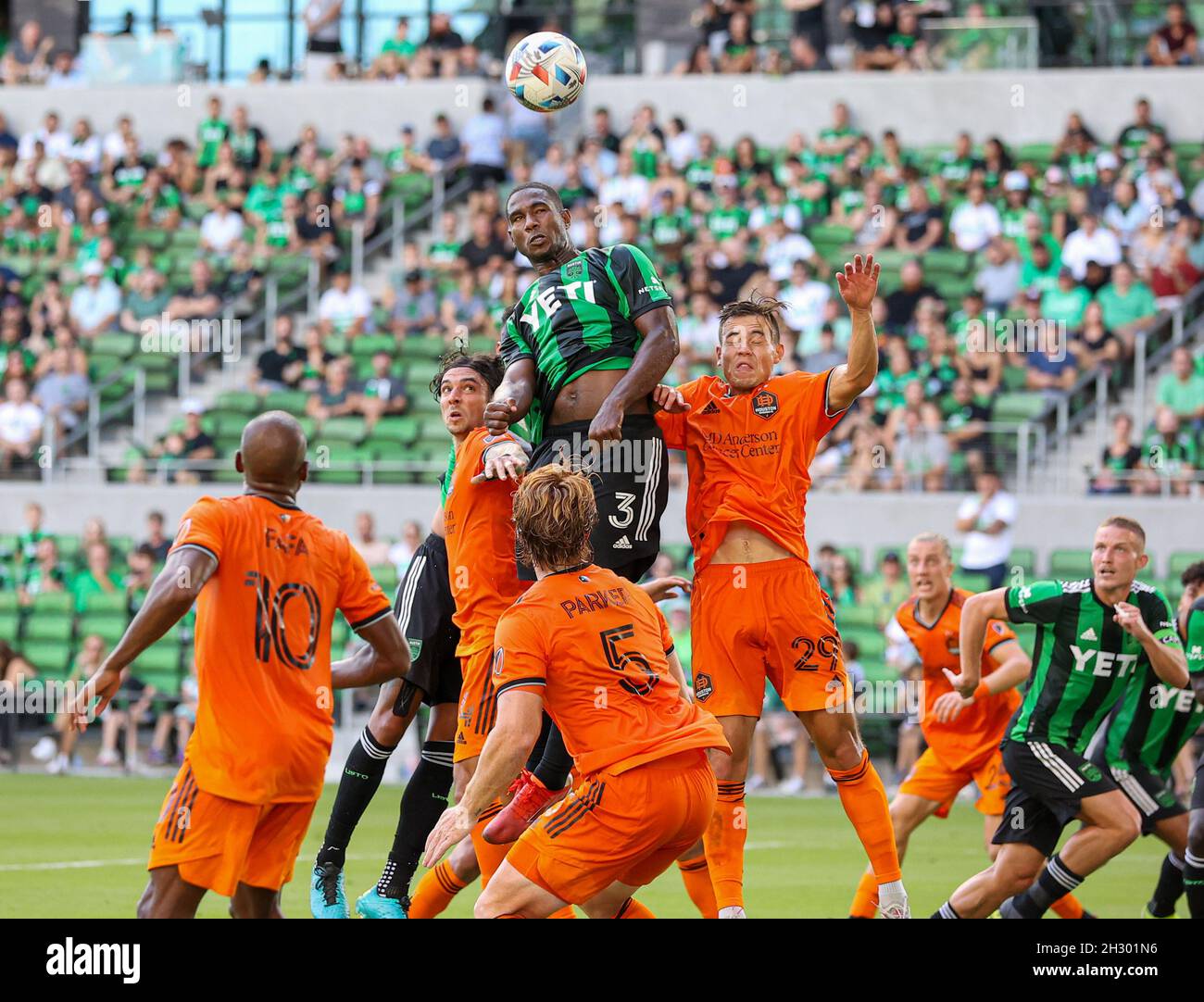 24 octobre 2021: Le défenseur du FC Austin, Jhohan Romana (3), saute pour diriger le ballon d'un coup de pied de coin lors d'un match MLS entre le FC Austin et le FC Houston Dynamo le 24 octobre 2021 à Austin, Texas.(Image de crédit : © Scott Coleman/ZUMA Press Wire) Banque D'Images