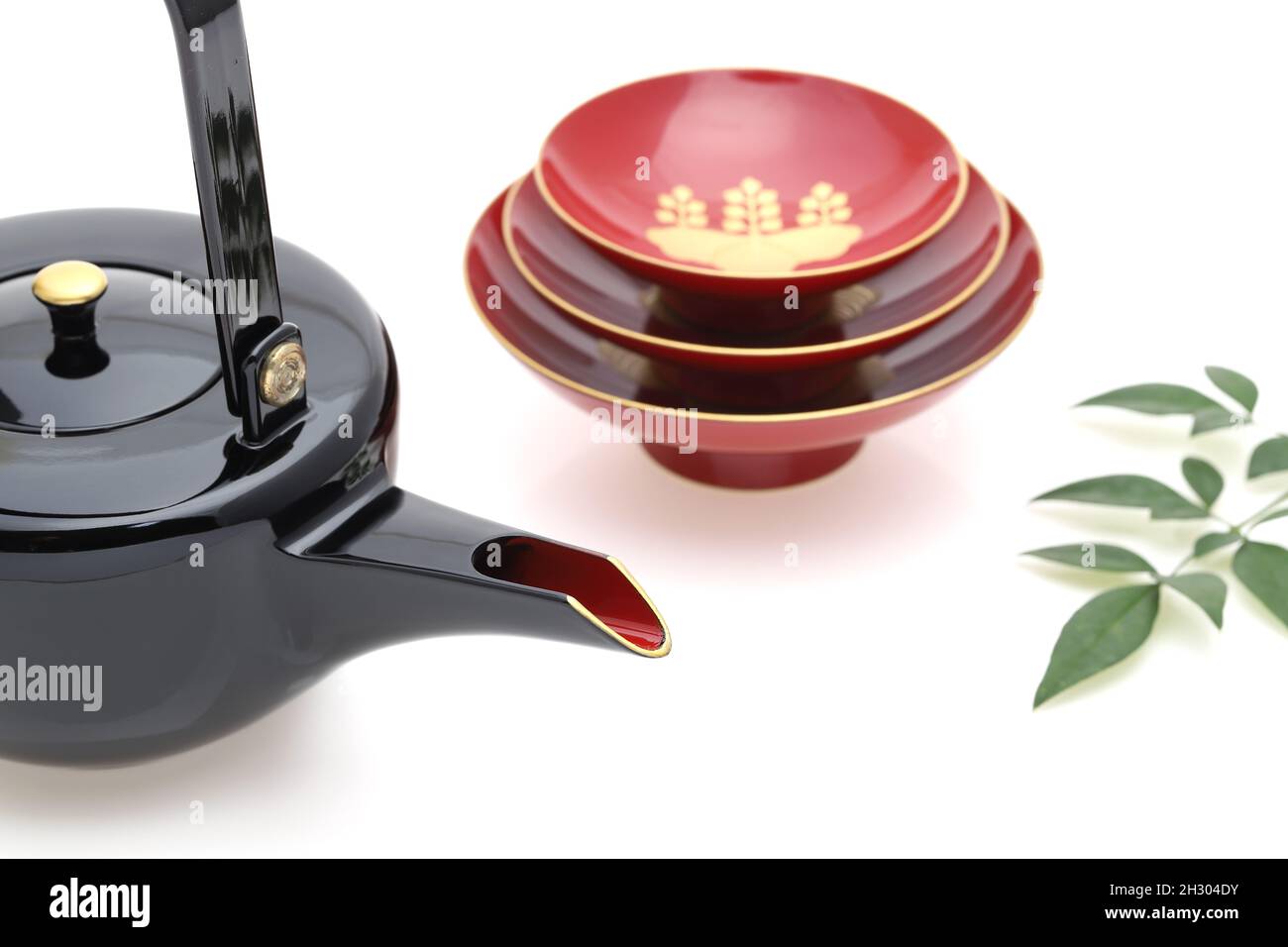 Le saké japonais du nouvel an 'otoso' isolé sur fond blanc Banque D'Images