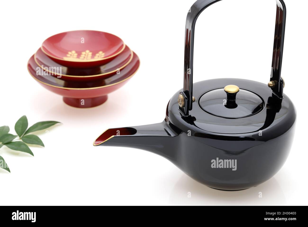 Le saké japonais du nouvel an 'otoso' isolé sur fond blanc Banque D'Images