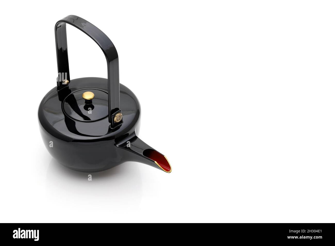 Le saké japonais du nouvel an 'otoso' isolé sur fond blanc Banque D'Images