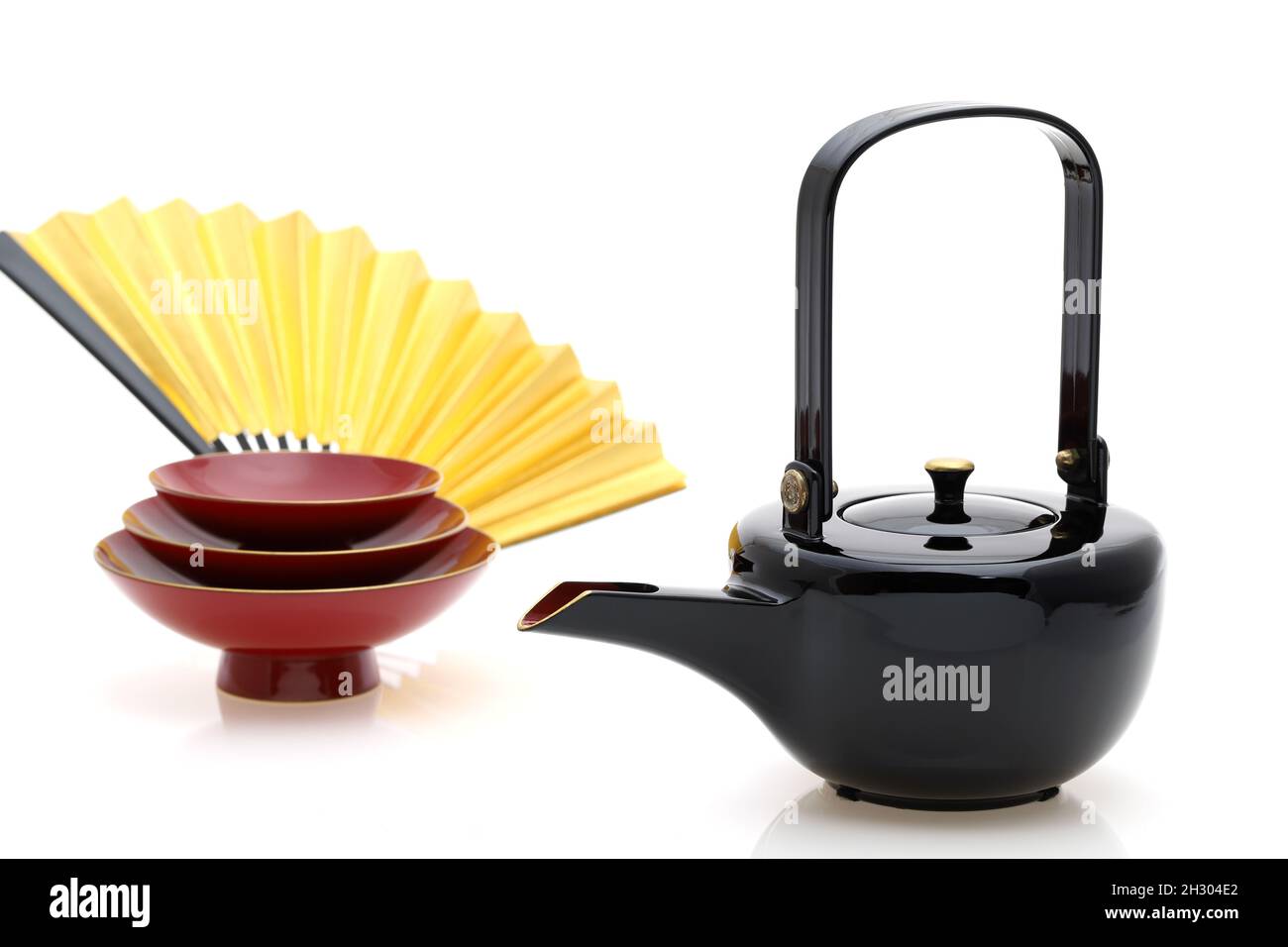 Le saké japonais du nouvel an 'otoso' isolé sur fond blanc Banque D'Images